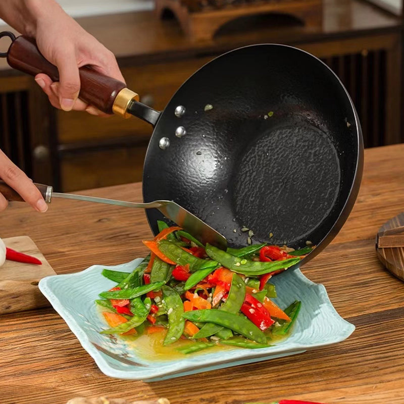 Wok artisanal en fonte martelée non revêtue avec couvercle