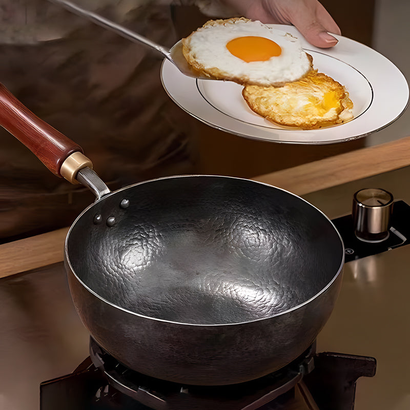 Wok artisanal en fonte martelée non revêtue avec couvercle